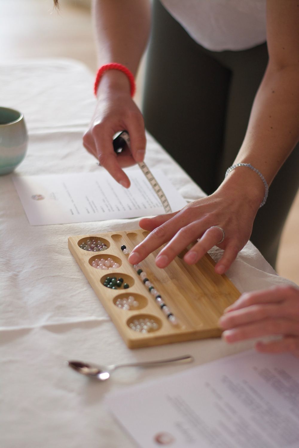 Perlen Workshop in St. Gallen: Natursteinperlen auf dem Perlenbrett, Armband wird ausgemessen