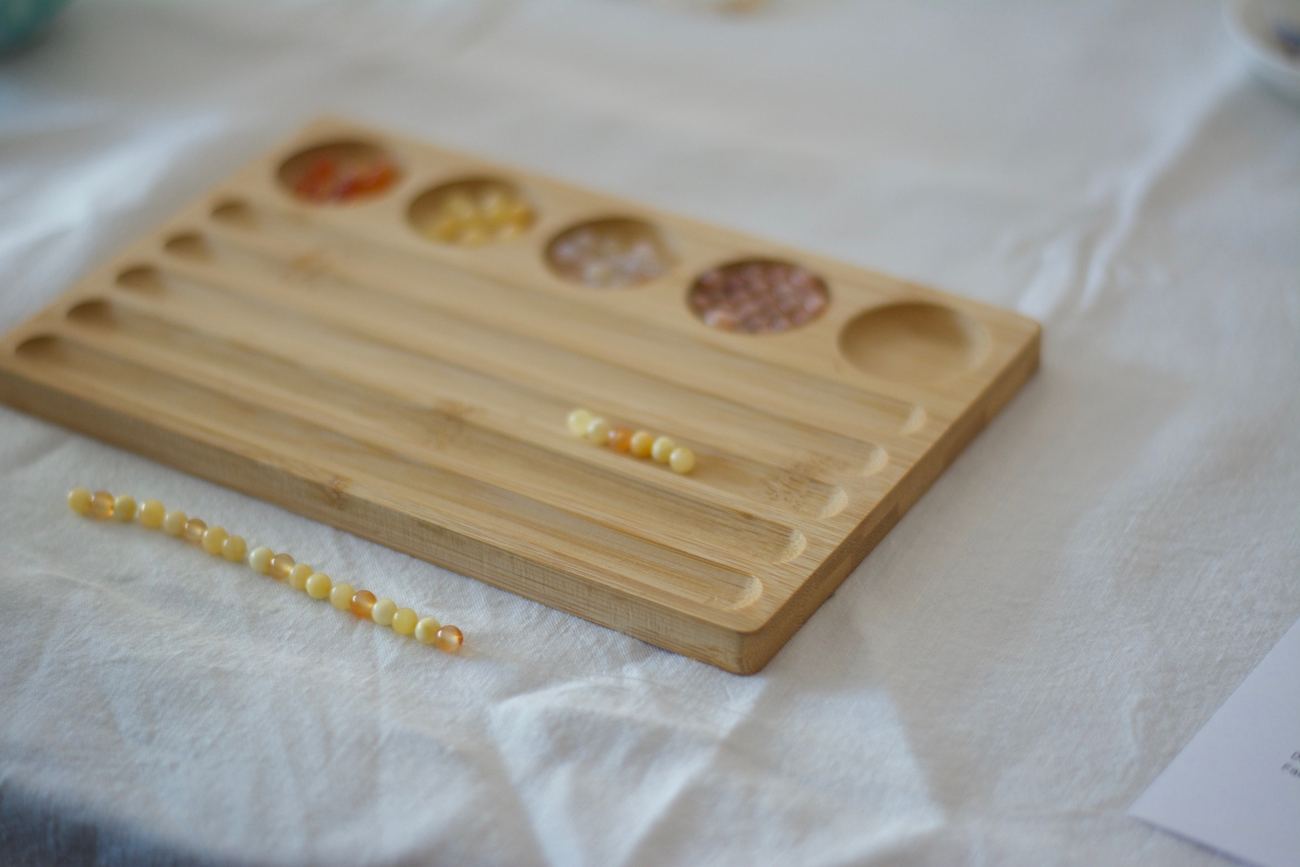 Perlenbrett aus Holz mit Natursteinperlen beim Perlen Workshop im the studio 9000